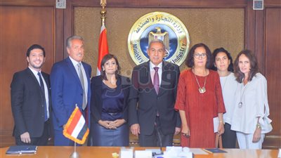 وزير التجارة يبحث مع شركات الأزياء إنشاء أول مجلس للتصميمات والموضة