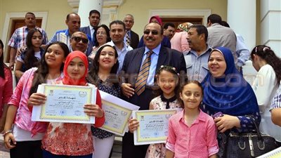 بالأسماء والصور.. محافظ الإسكندرية يكرم أوائل الشهادة الابتدائية