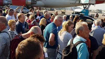 إخلاء مطار مانشستر في بريطانيا بسبب شرخ بالجدران