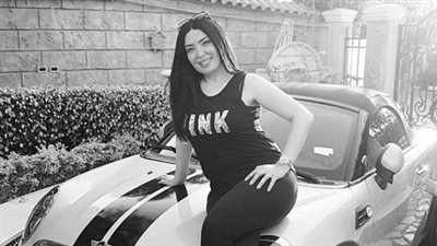 بالصور.. عبير صبري تشعل إنستجرام بسيارتها «ميني كوبر»