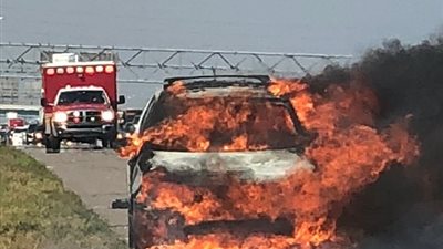 لحظة اشتعال سيارة تقودها امرأة دون أن تدري (فيديو وصور)