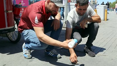 بالصور.. تركي يطهو البيض على الأسفلت لتوعية المواطنين بتغير المناخ