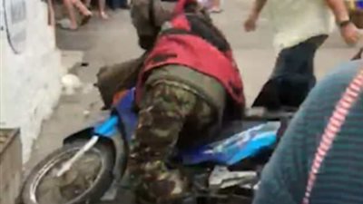 مطاردة عنيفة لرجل صدم سيارات باهظة الثمن بدراجة نارية (فيديو)