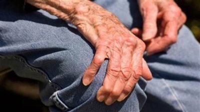 طبيب مخ وأعصاب يكشف أهم أعراض مرض باركنسون وأسبابه