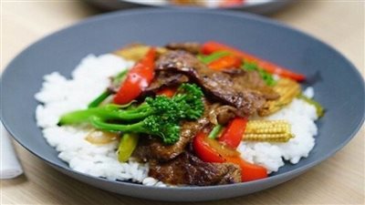 تفسير حلم «الكبسة» في المنام| ماذا يحدث لو رأى النائم أنه يأكل «رز ولحمة» في الحلم!