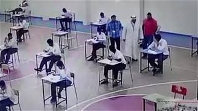 لحظة اعتداء طالب على مدير مدرسة بالكويت (فيديو)