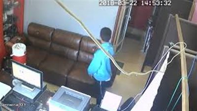 صبي يسرق مقهى إنترنت بطريقة ماكرة (فيديو)