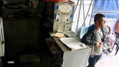 لحظة سرقة شاب هاتف محمول من محل في وضح النهار (فيديو)