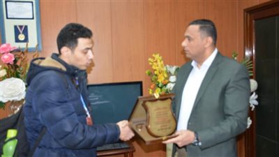 محافظ الدقهلية يكرم صاحب مبادرة 
