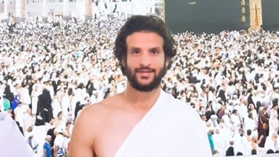 محمود علاء يستغل إجازة الزمالك لأداء العمرة (صور)