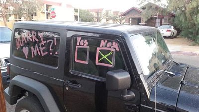 بالصور.. أغرب طرق طلبات الزواج