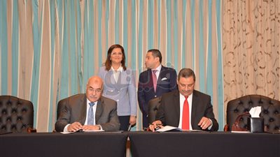 توقيع اتفاقية تسوية مديونية بنك الاستثمار القومي لدى القابضة للغزل