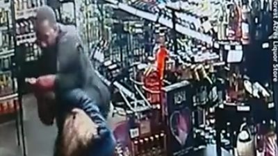 امرأة وابنتها يلقنون لصا درسًا قاسيًا (فيديو)