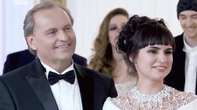 برنامج واقعي غريب لأبناء يختارون زوجة لأبيهم الثري (فيديو وصور)