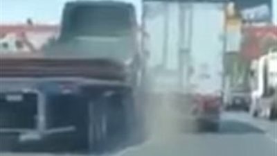 بالفيديو والصور.. لحظة سقوط مروع لشاحنة من أعلى جسر