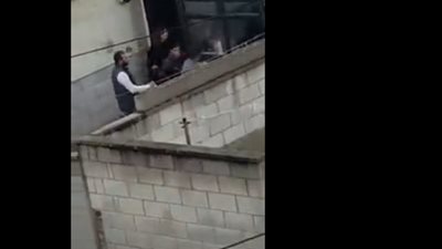 مشاجرة عنيفة بين الأهالي داخل منزل أحدهم (فيديو)