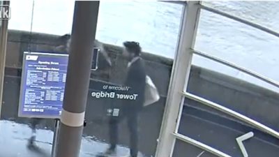 رد فعل صادم لشاب صدمه خمسيني في الشارع (فيديو)