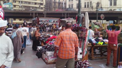 بالفيديو والصور.. الباعة الجائلون في رمسيس ينتظرون «دورهم»: «إحنا مش عايزين نروح الترجمان دي صحرا».. نعتمد على «زبائن المترو».. «مش بنعطل الطريق ولو روحنا مع بتوع وس