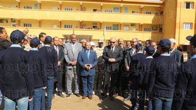 محافظ قنا يفاحئ مدرسة قوص الثانوية العسكرية بنين (صور)