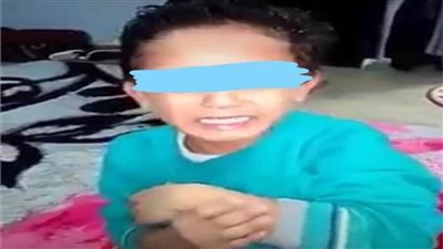 قانوني يشرح لماذا تم تسليم الطفل بطل فيديو التعذيب لخالته