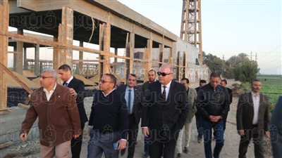 محافظ قنا يتفقد إنشاءات محطة مياه شرب حجازة بحري (صور)