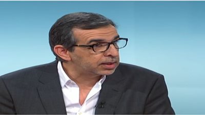 عز الدين شكري فشير يوقع عقد ترجمة «باب الخروج» مع الجامعة الأمريكية