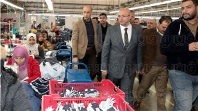 محافظ بني سويف يزور مصانع بـ