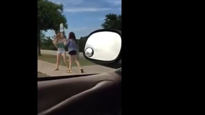 رد فعل صادم لشاب وفتاة لحظة مشاجرة فتاتين في الشارع (فيديو)