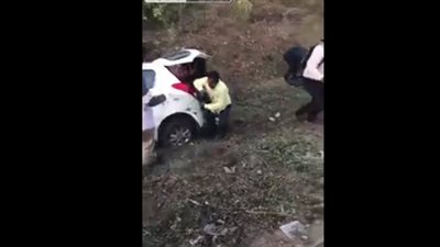 رد فعل صادم للمارة بعد تعرض سيارة لحادث مروع (فيديو)