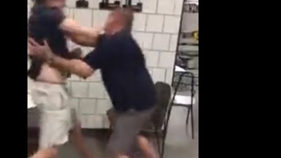 شاب يلقن رجلين «علقة ساخنة» داخل «ماكدونالدز» (فيديو)