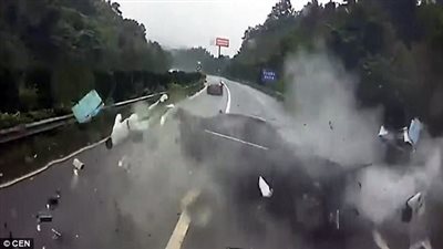 بالفيديو والصور.. رجل يطير من سيارته في حادث مروع