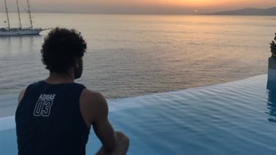 محمد صلاح ينشر صورة لـ«غروب الشمس» على شواطئ اليونان