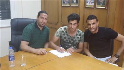 بالصورة.. المقاصة يحصل على توقيع محمود حمادة لاعب الأوليمبي