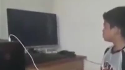 بالفيديو.. رد فعل صادم لطفل يؤدي لعبة مرعبة