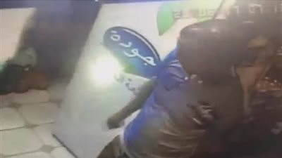 بالفيديو.. لحظة سرقة لص سوبر ماركت أمام الزبائن