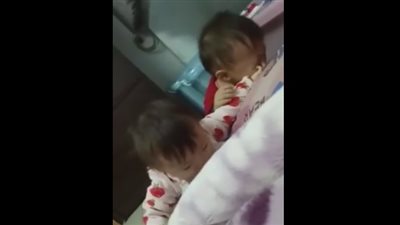 شاهد.. رد فعل أم تشاهد مشاجرة عنيفة بين طفليها