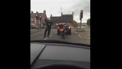 بالفيديو.. رقصة مجنونة لسائق دراجة نارية وسط الطريق