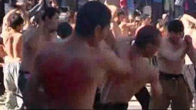 بالفيديو.. شيعة أفغانستان يجلدون أنفسهم احتفالا بعاشوراء