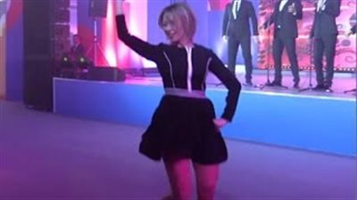 بالفيديو.. متحدثة الخارجية الروسية تستقبل الصحفيين برقصة شعبية