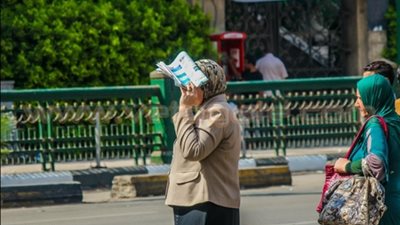 بالصور.. ابتكارات المصريين لمواجهة الموجة الحارة.. «العرقسوس» المشروب الرسمي في الطقس السىء.. تحويل إطارات السيارات والبراميل لحمامات سباحة.. الفوط المبللة «سلاح السائقين» والنوم ف