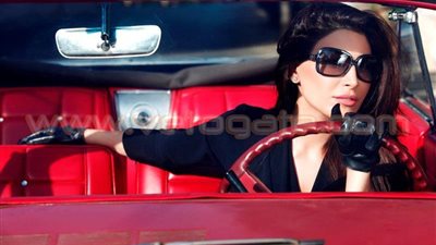 « يارا » تعشق سيارة « BMW »