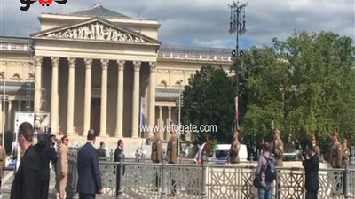 بالفيديو.. السيسي يضع إكليل زهور على النصب التذكاري ببودابست