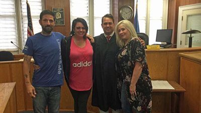 امرأة تتبنى ابنة زوجها رسميًّا بعد ٢٩ عامًا من تربيتها (صور)