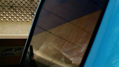 بالصور.. سائق مترو يواجه حرارة الشمس بـ«ستارة قماش»