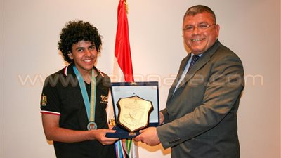 «وزير الاتصالات» يكرم الفائز بالدورة 27 بالأولمبياد الدولي للمعلومات