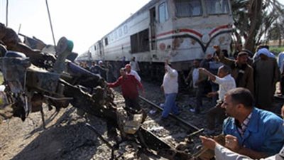 اصطدام قطار بسيارة مقطورة على مزلقان 