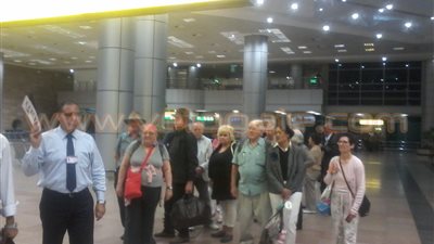 بالصور.. مطار القاهرة يواصل استقبال الوفود السياحية