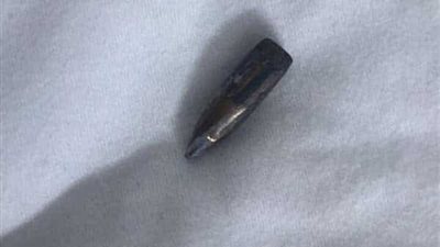 بالصور.. العناية الإلهية تنقذ طفلا من الموت بعد اختراق رصاصة سقف غرفته