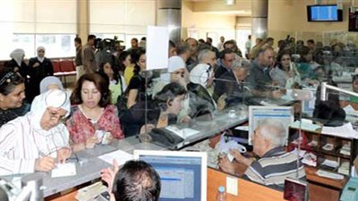 عملاء البنوك متمسكون بإيداع مدخراتهم رغم خفض الفائدة