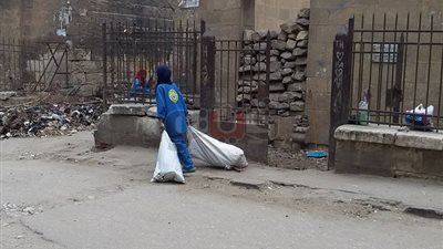 رفع القمامة من محيط تكية أحمد أبو سيف «صور»